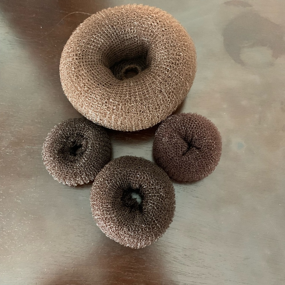 Pack of 4 hair donut buns, sizes in photo (not included 9cmx3.54 inches)